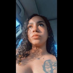 Meet your Posher, Mía